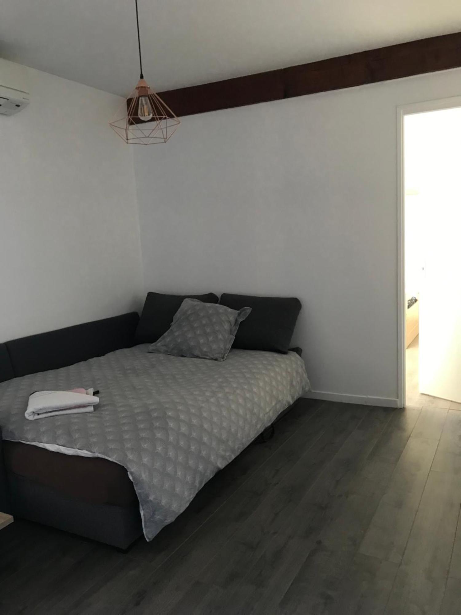 Appartement Dans Maison Brie-et-Angonnes Exterior photo