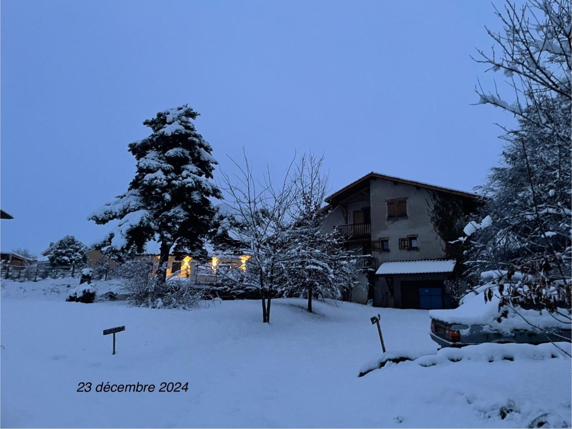 Appartement Dans Maison Brie-et-Angonnes Exterior photo